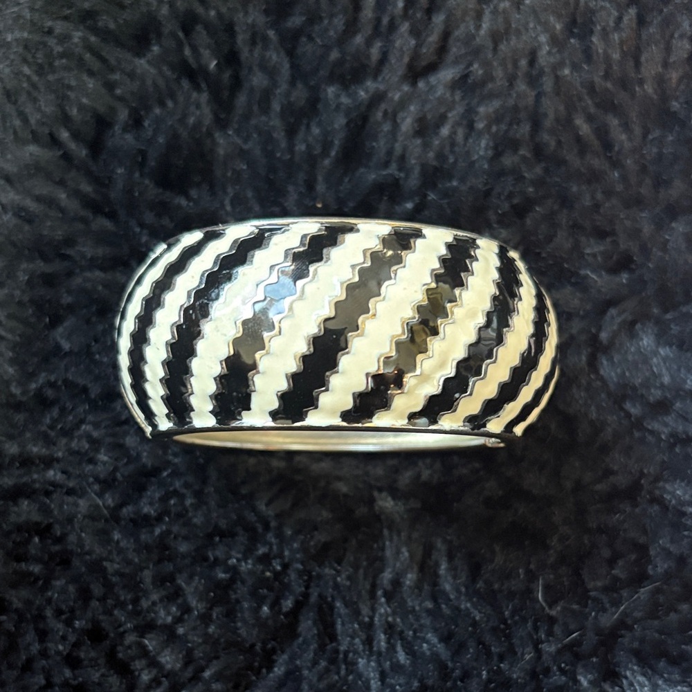 Vintage Black White & Silver jagged Striped enamel clamper bracelet
